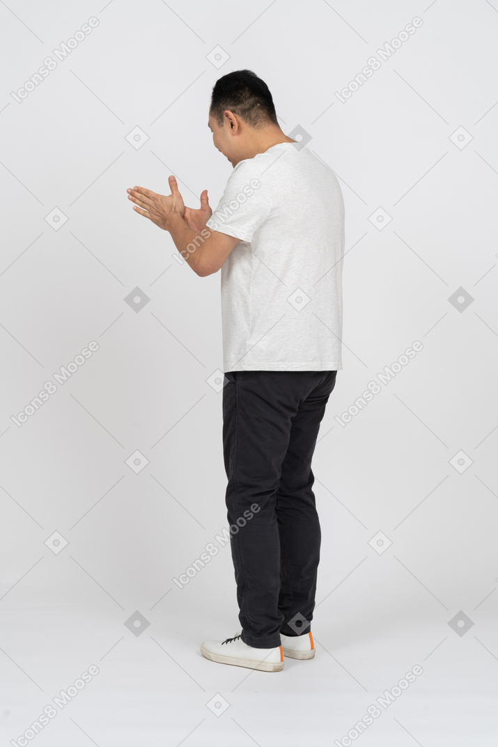 Hombre con ropa informal frotándose las manos