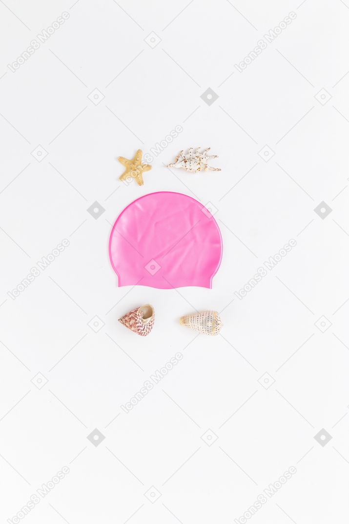 Имитация лица из ракушек и розовой шапочки