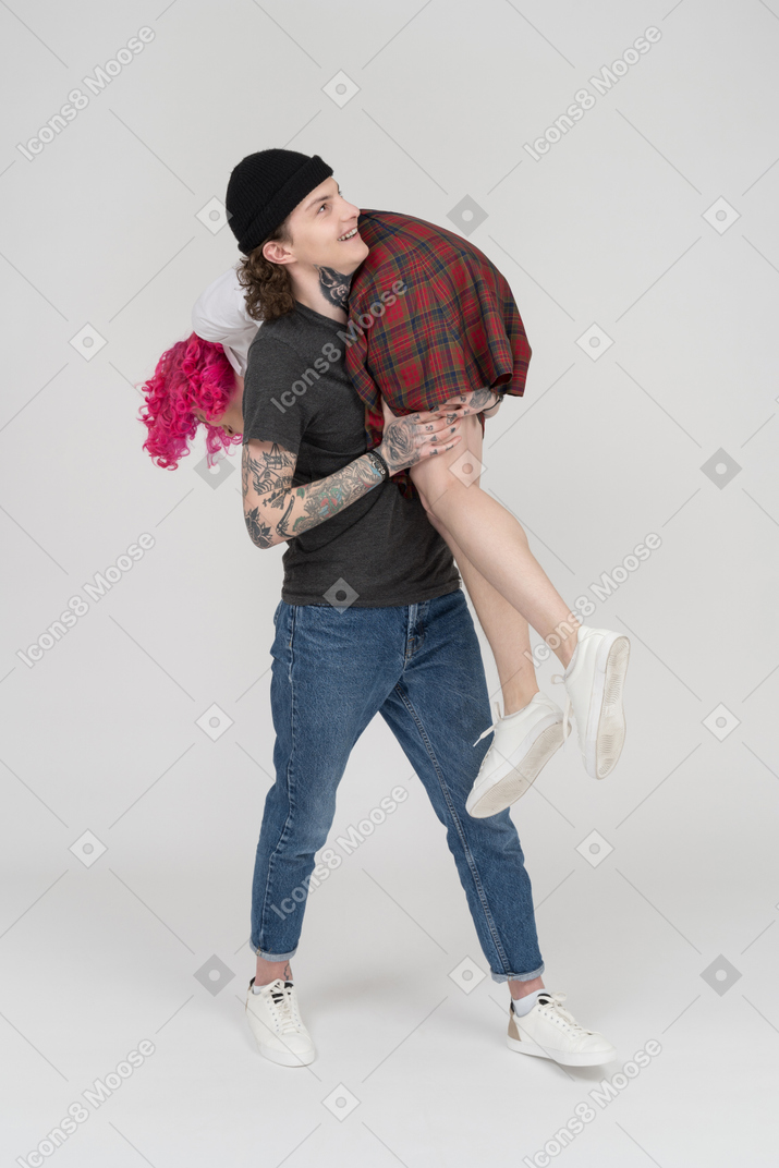 Молодой человек гуляет с девушкой на плече