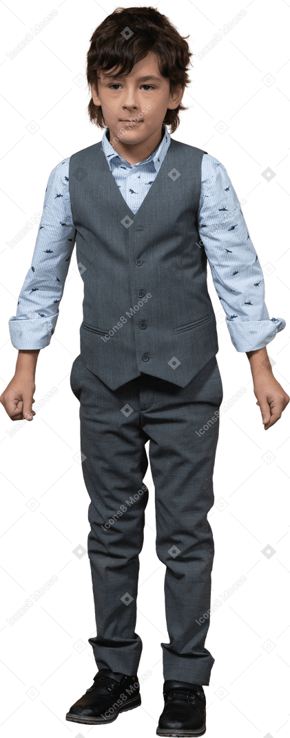 Vista frontal de un chico cyte con traje gris