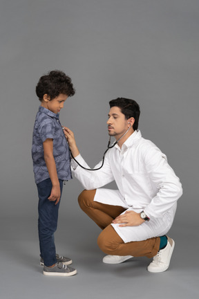 Doctor examinando niño