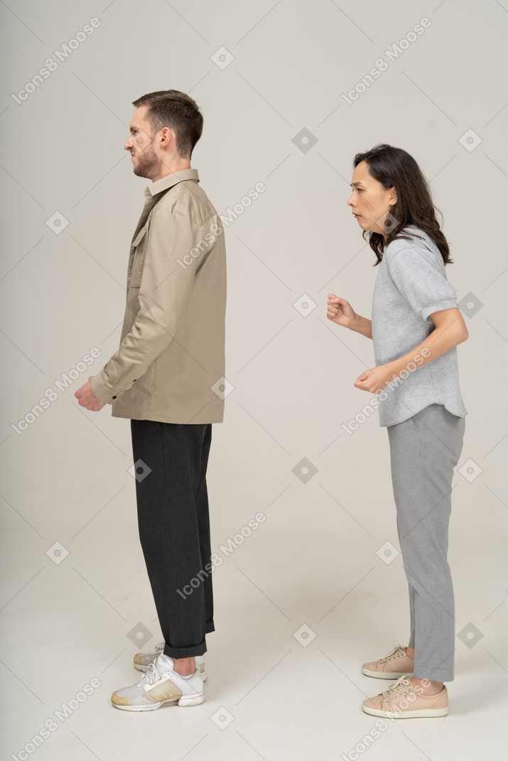 Vista lateral de una pareja joven enojada
