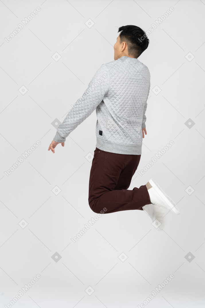 Uomo in abiti casual che salta