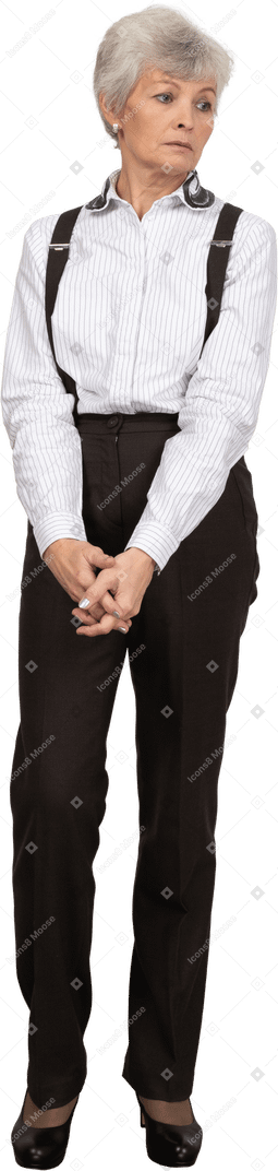 Вид спереди пожилой женщины в офисной одежде, держащей руки вместе