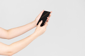 Mão feminina segurando smartphone