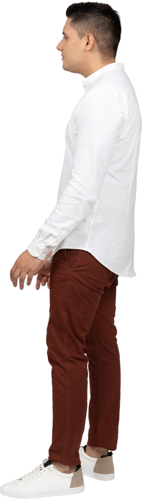 Vista lateral de um jovem latino com as mãos ligeiramente levantadas