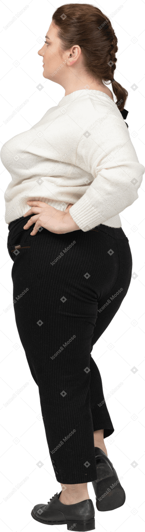 Femme de taille plus dans des vêtements décontractés posant avec les mains sur les hanches