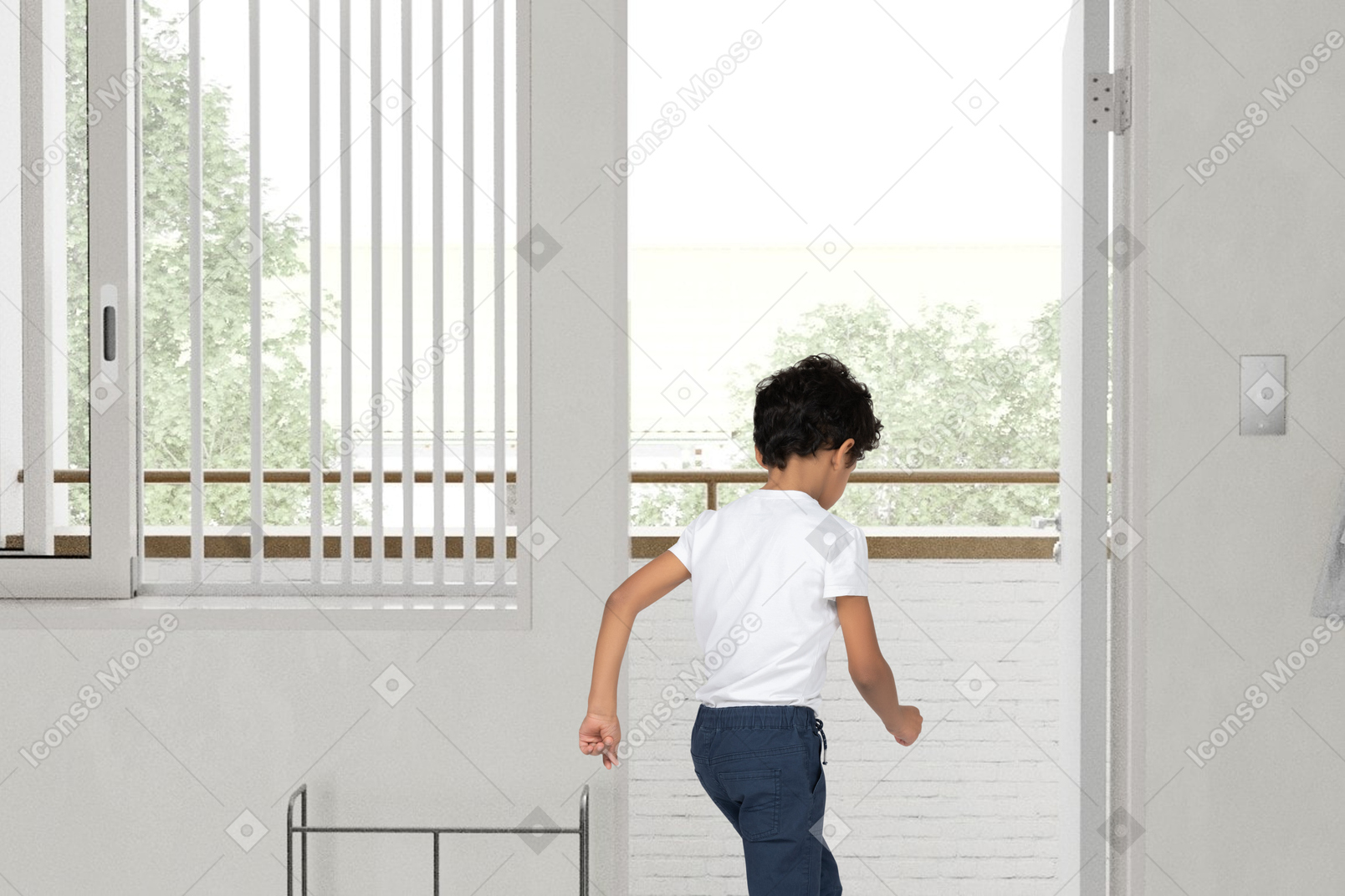Un garçon qui court sur le balcon