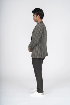 Hombre en traje de pie