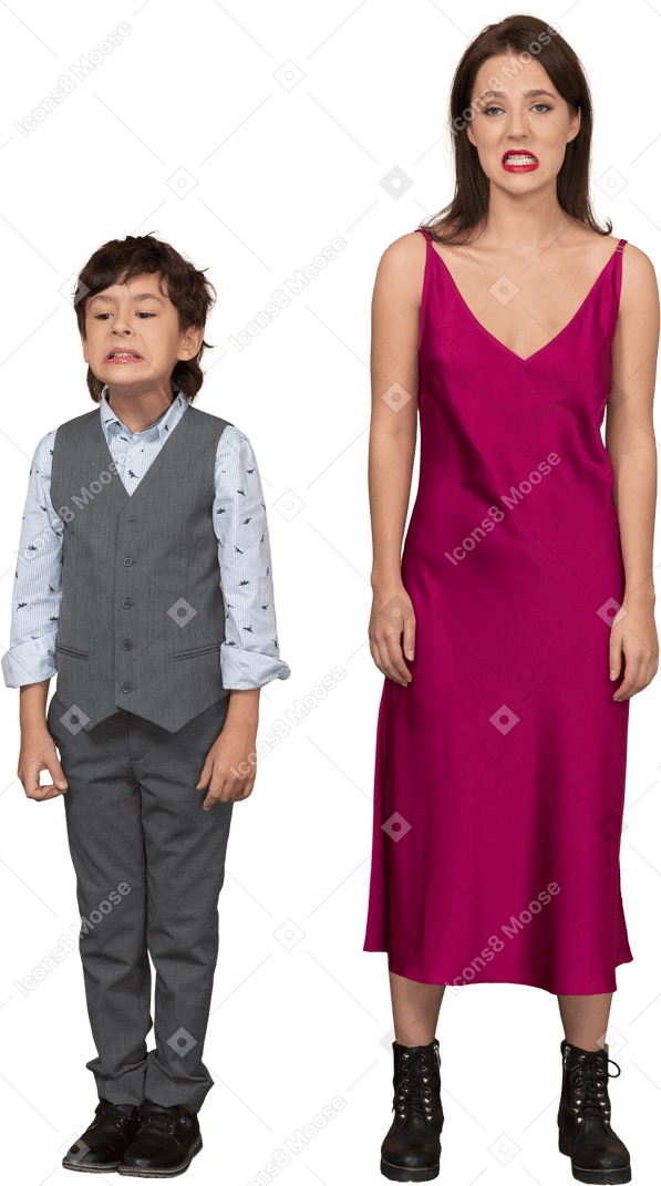 Vue de face d'un garçon et d'une femme souriants en robe rouge