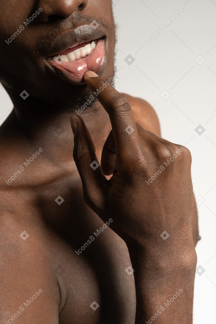 Homme touchant la lèvre en gros plan