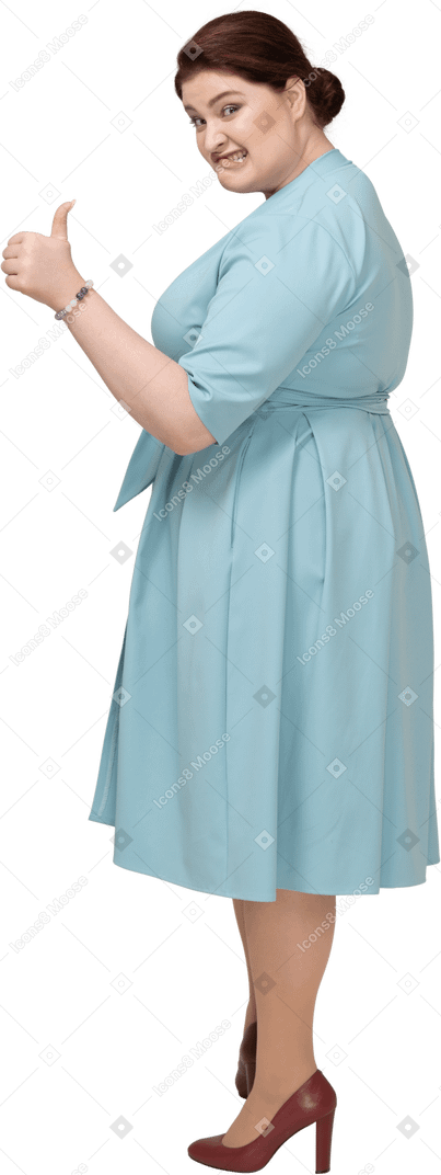 一个穿蓝色裙子的女人竖起大拇指的侧视图