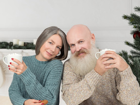 Seniorenpaar freut sich, gemeinsam weihnachten zu feiern