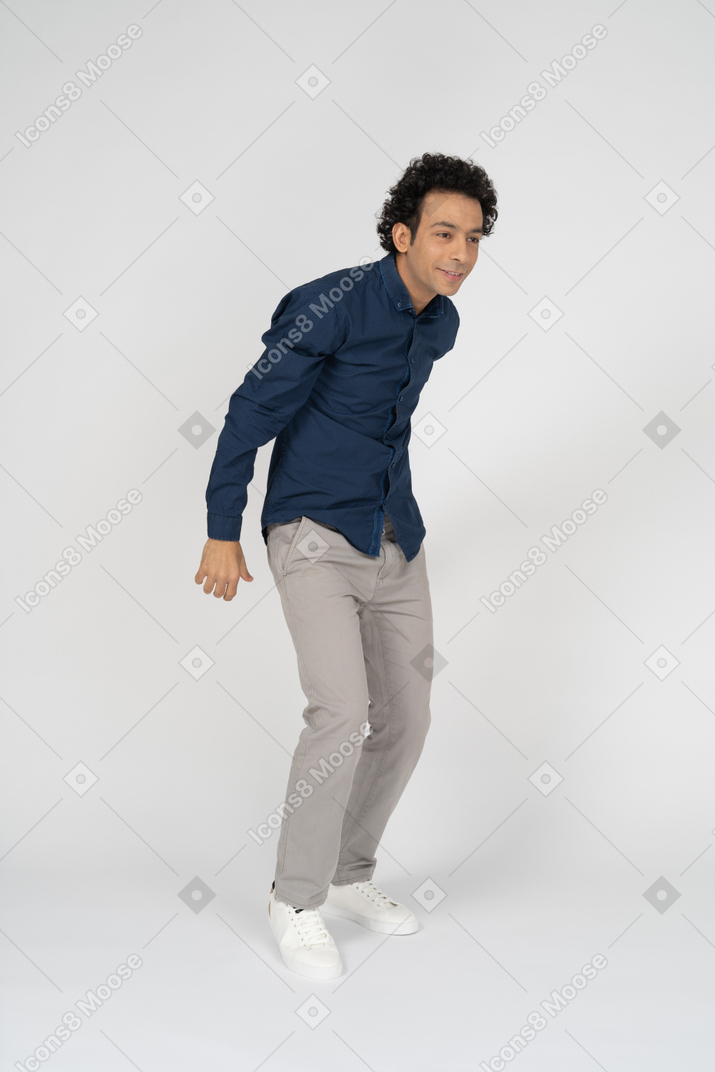 Vista laterale di un uomo in abiti casual che balla