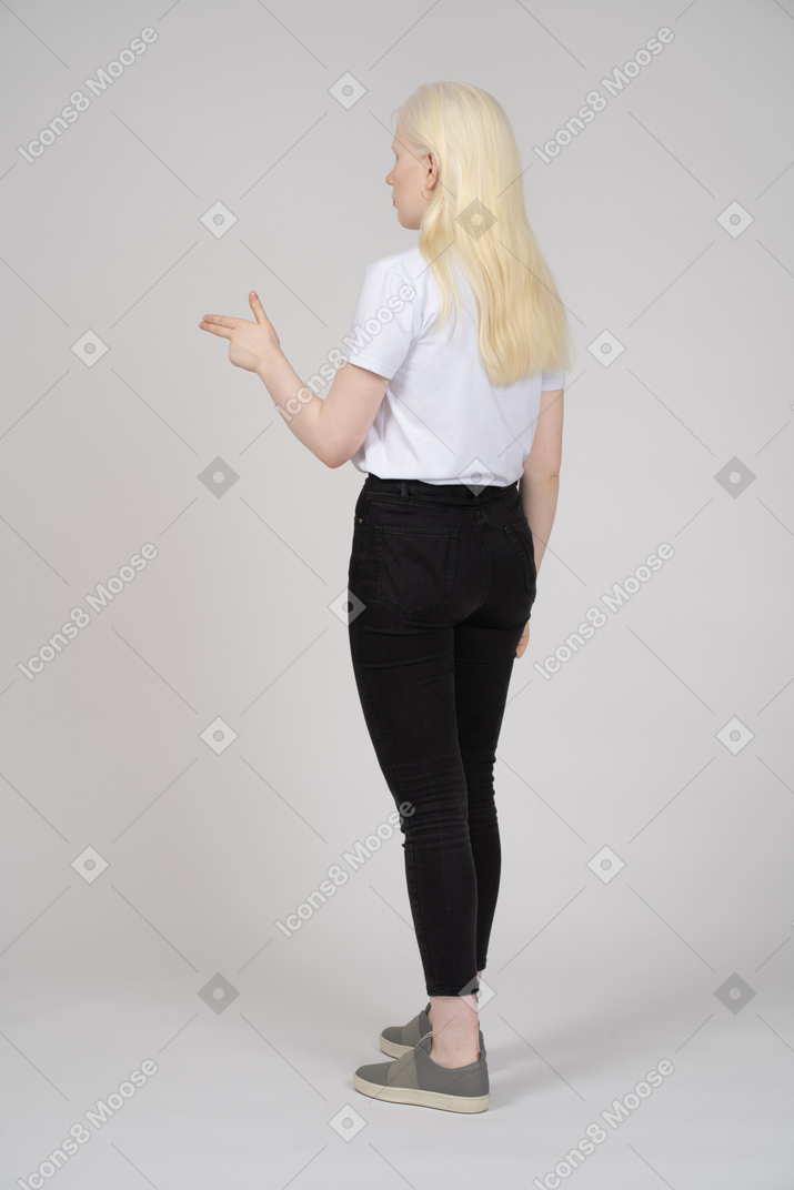 指銃を作る金髪の女性の背面図