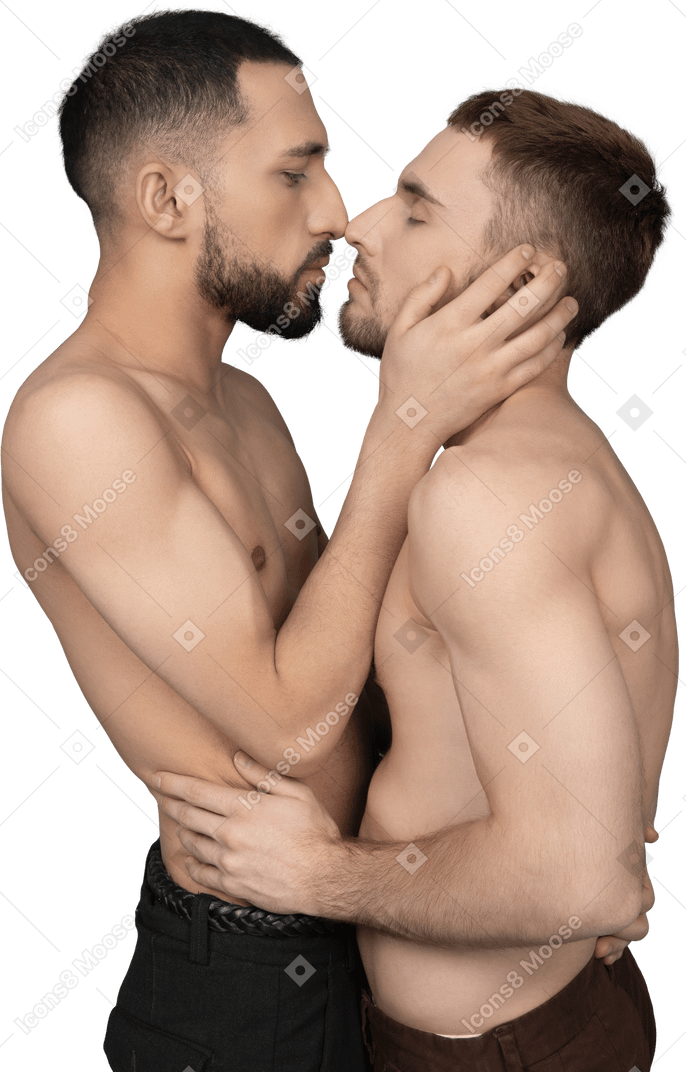 Primo piano di due uomini caucasici a torso nudo in piedi molto vicini e che si toccano delicatamente il naso