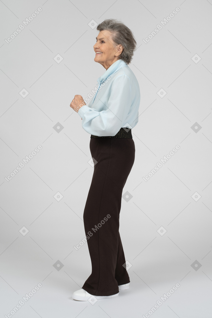 Vista lateral de una anciana que parece emocionada