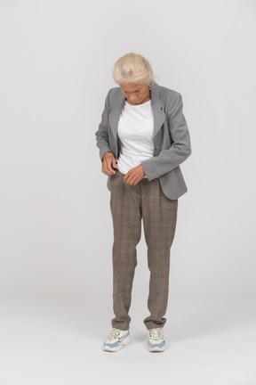Вид спереди пожилой женщины, смотрящей вниз