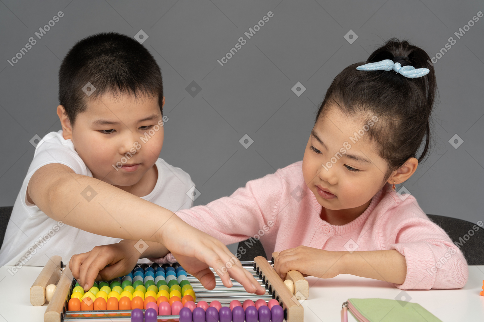 Menino e menina brincando com um ábaco