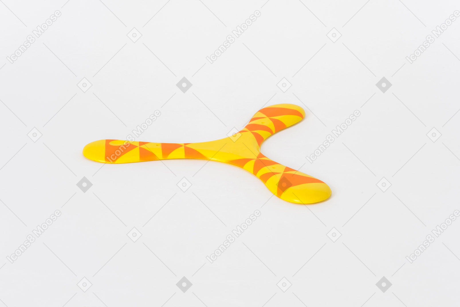 Orange und gelber bumerang auf weißem hintergrund