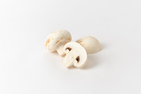 Champignons coupés en deux