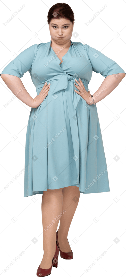 腰に手を置いて立って顔を作る青いドレスを着た女性の正面図