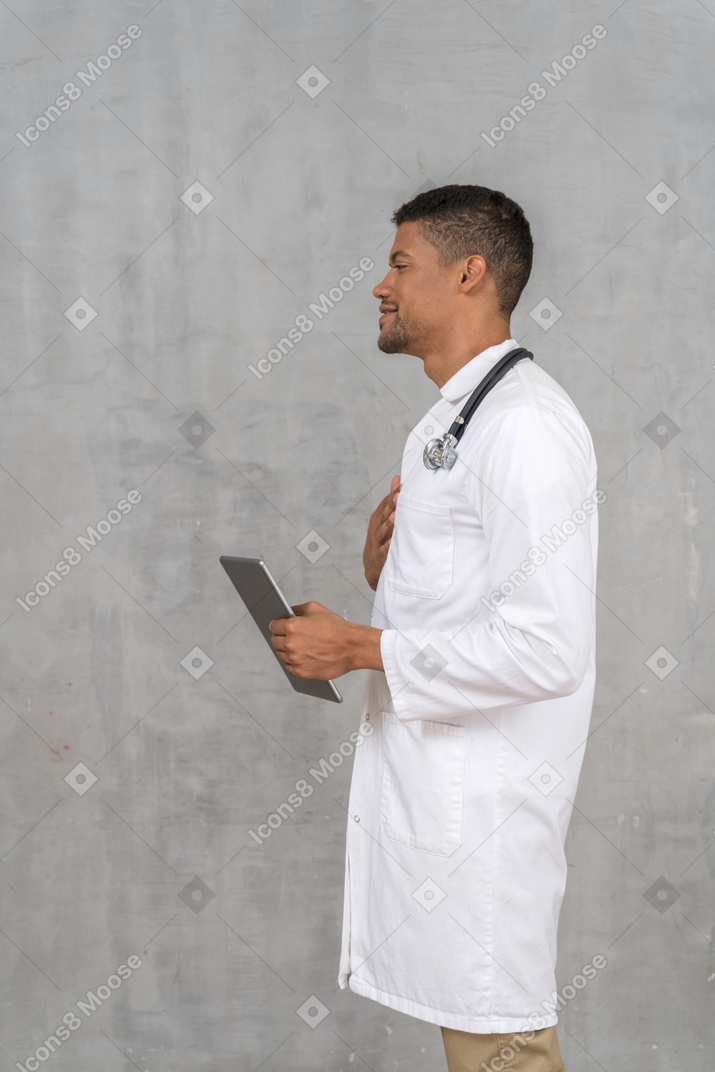 Vista lateral de un médico hablando