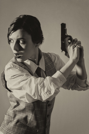 プロファイルで銃を持つ女性探偵