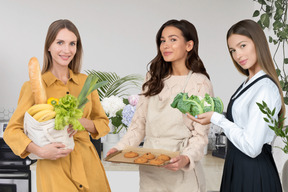 Mulheres jovens com diferentes tipos de comida