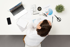 Une employée de bureau frustrée à la table