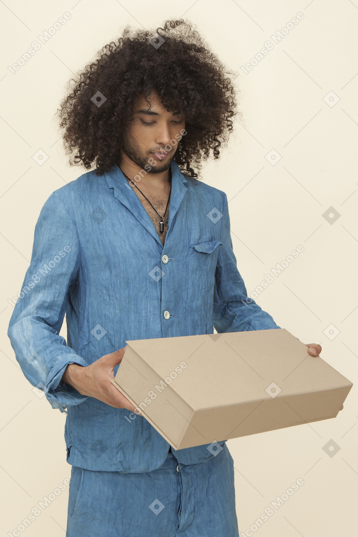 Guapo afroman sosteniendo una caja