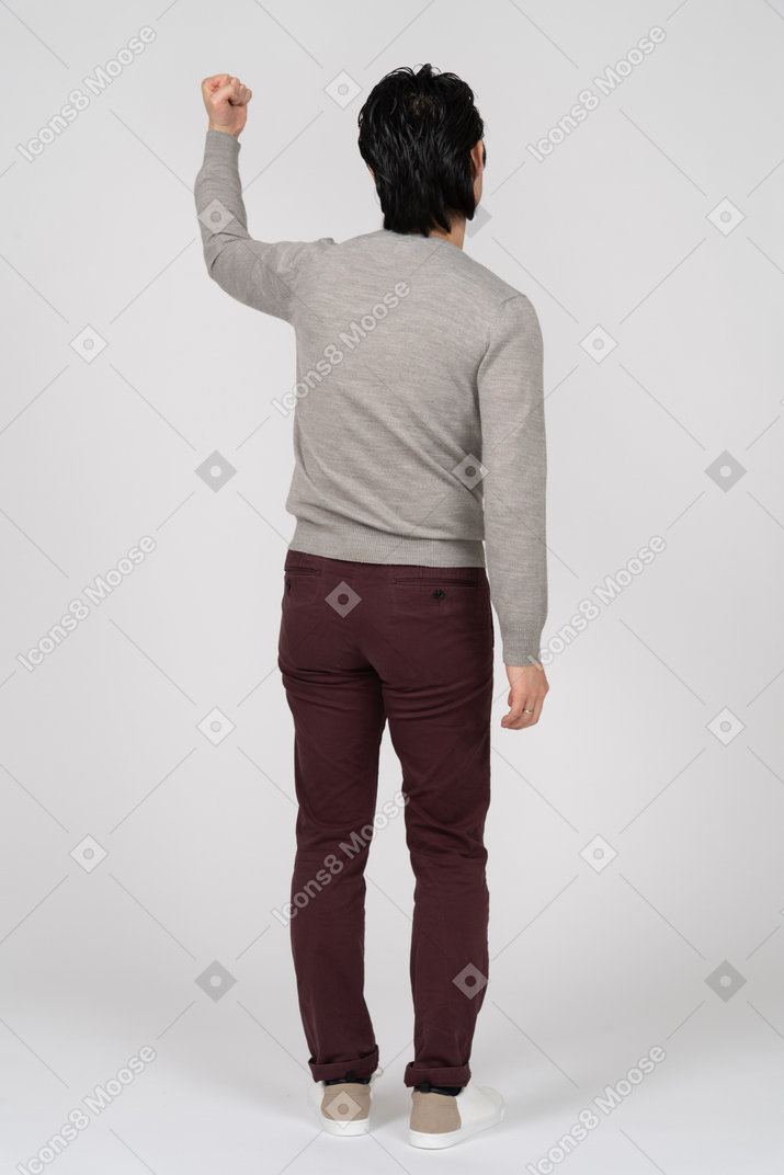 Homme en tenue décontractée debout