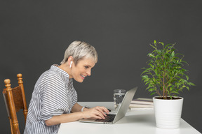 Donna che lavora con un computer portatile