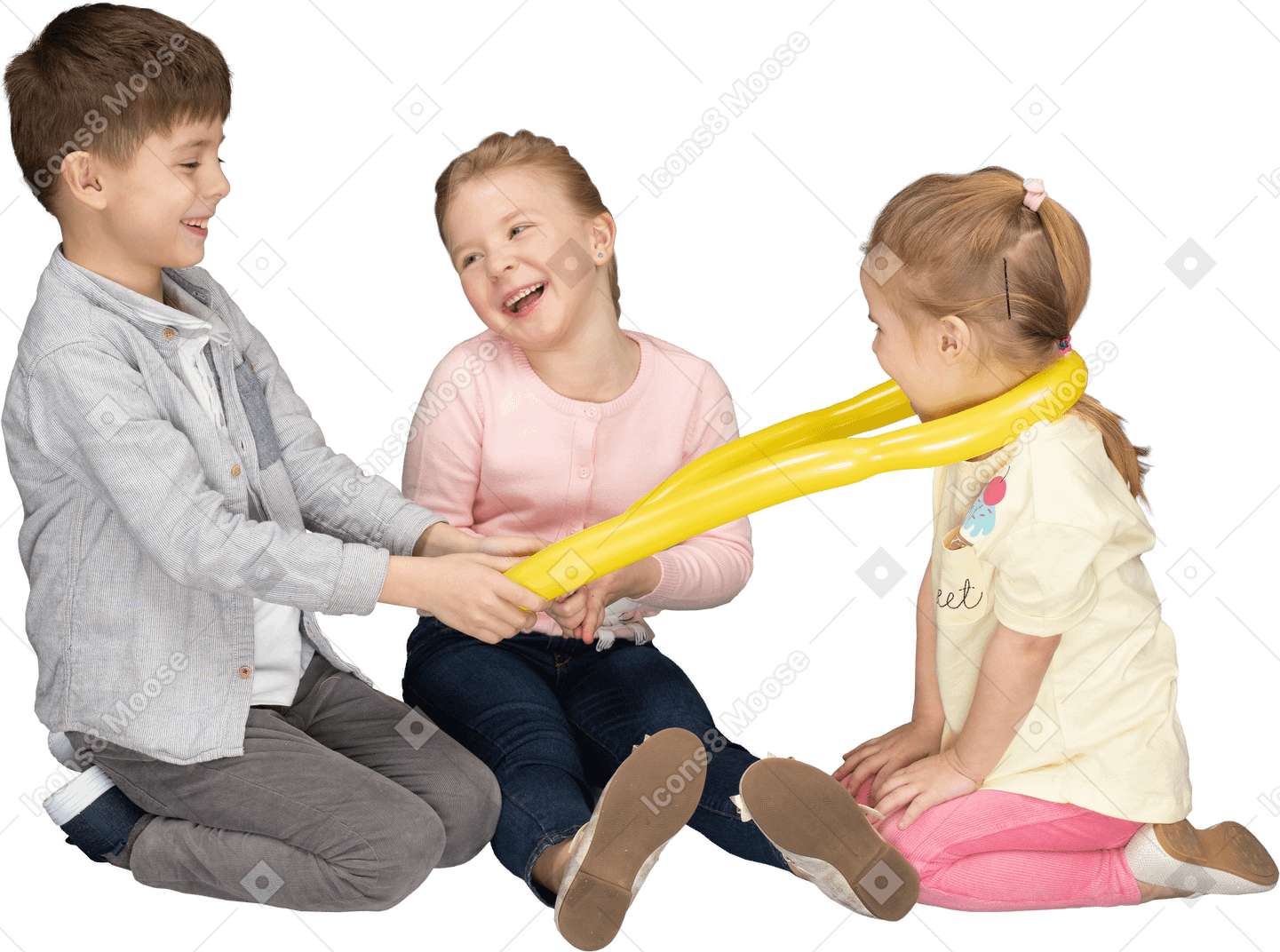 黄色の風船で遊ぶ子供たち