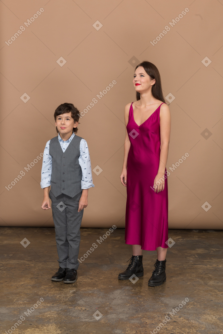 Мальчик и женщина стоят на месте