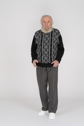 Vista frontal de un anciano de pie con ropa informal