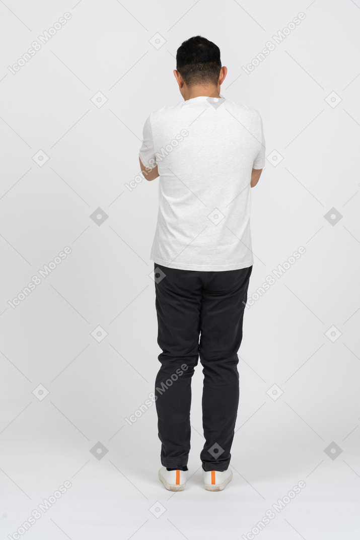 Vista posteriore di un uomo in abiti casual