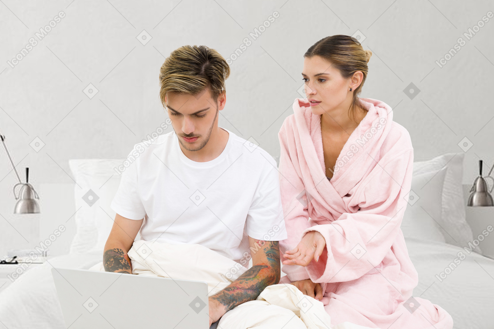 男人和女人坐在床上