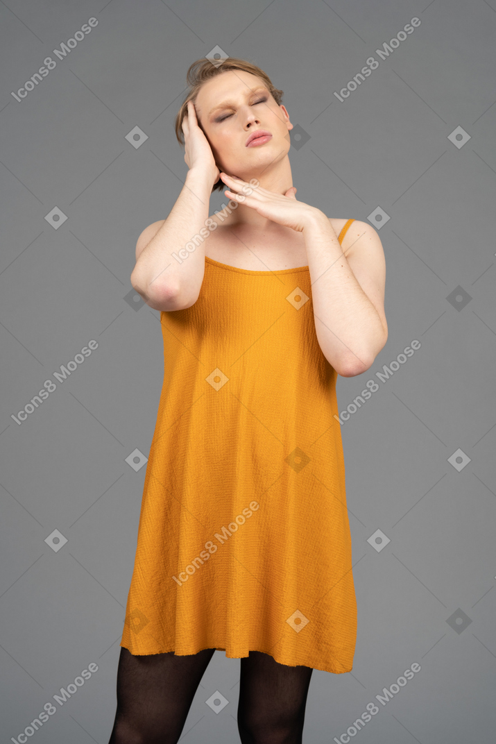 Retrato de una persona no binaria tocando un lado de su cabeza