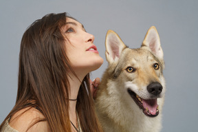 Primo piano di un maestro femmina con il suo cane