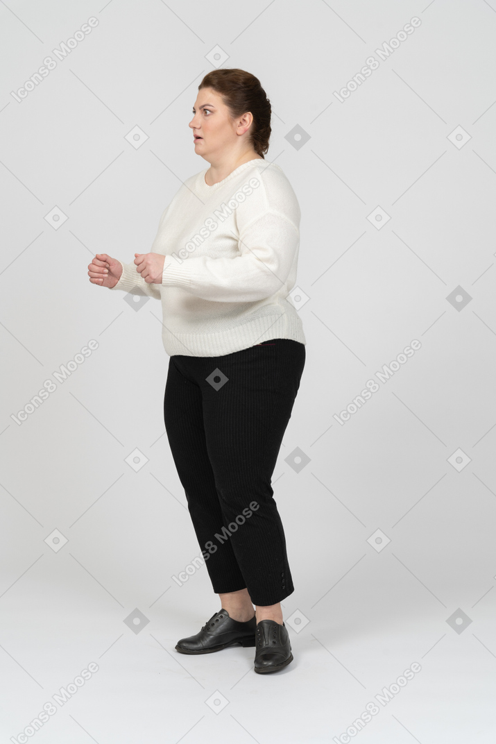 La donna grassoccia in maglione bianco è pronta a combattere