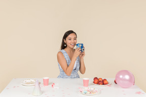 Joven mujer asiática celebrando cumpleaños y haciendo una foto