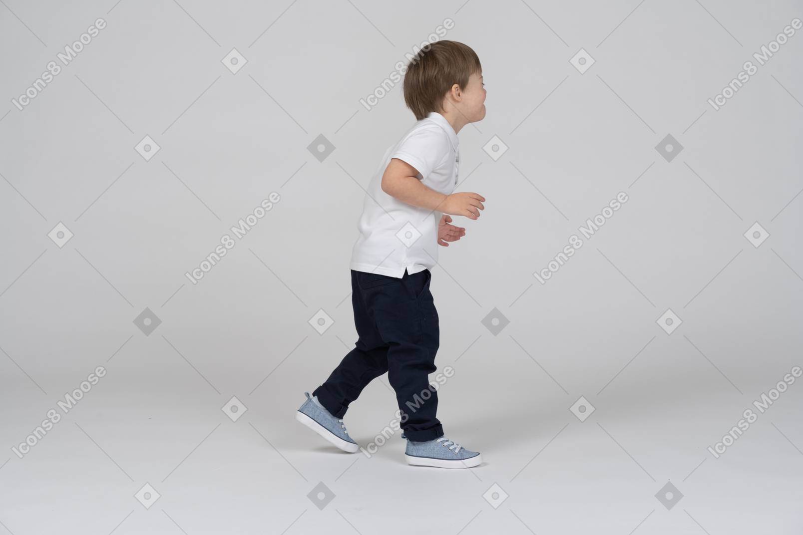 Vista lateral de un niño pequeño caminando a escondidas