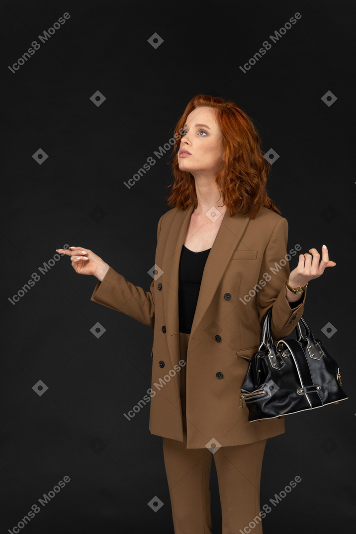 Junge geschäftsfrau mit handtasche