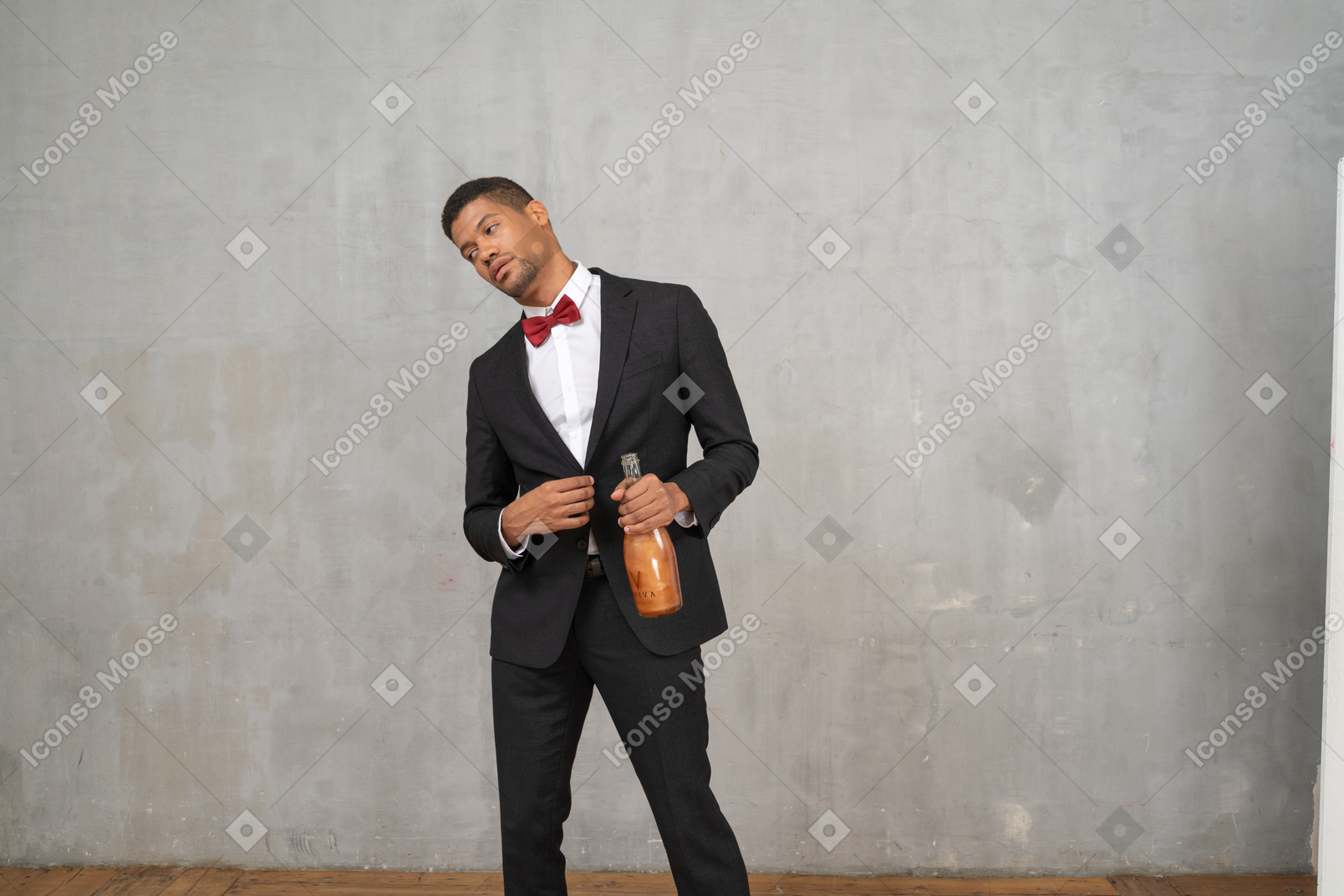 Homem embriagado com roupa formal cambaleando ao redor