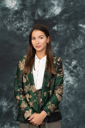 Portrait avant classique de femme d'affaires en veste japonaise en soie