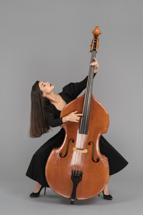 Una mujer músico tocando un contrabajo