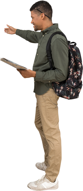 Vista lateral de um homem com uma mochila e um mapa mostrando as direções