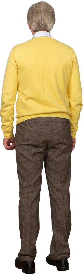 Rückansicht eines alten mannes in einem gelben pullover