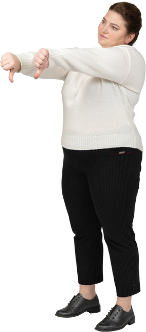 Mujer regordeta en suéter blanco mostrando los pulgares hacia abajo